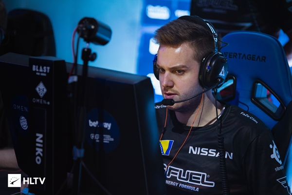 Johnny Speeds 引起了组织的注意，因为 hampus 的到来;