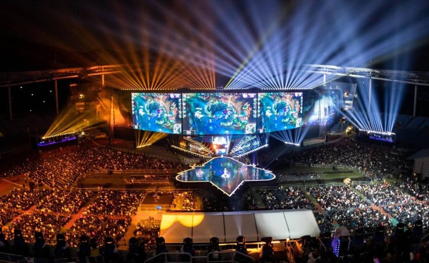 LPL documentary clip from JD Gaming Yagao ： 我在职业选手中算是比较老了