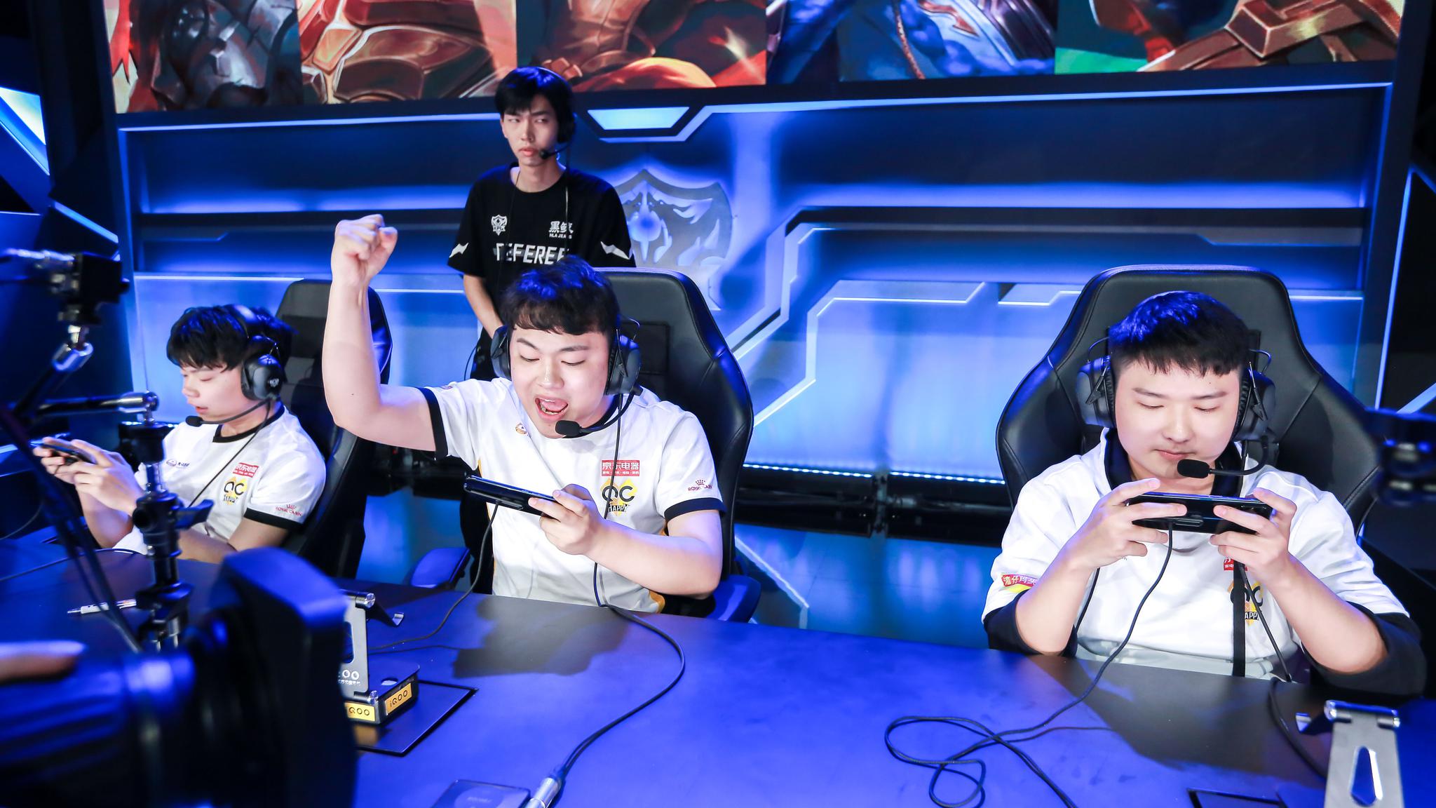 赢下赛季开门红！TT分享选手赛后团建合照：2025的第一张合照